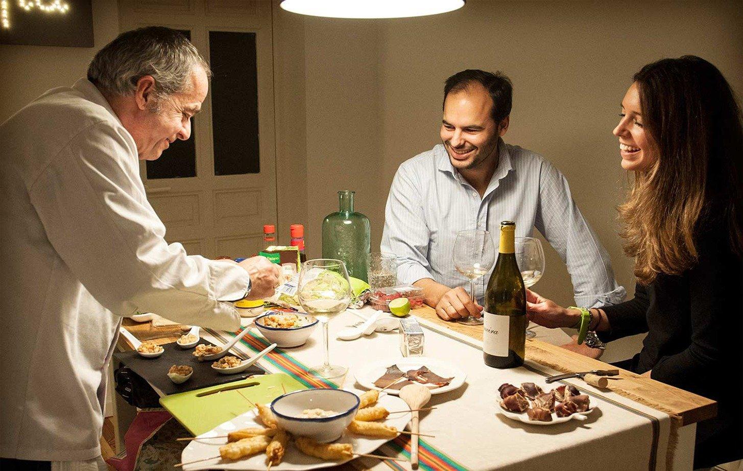 <em> Sorprende a esa persona especial con una clase privada de cocina junto a uno de los Superprof que hay cerca a tu sector. </em>