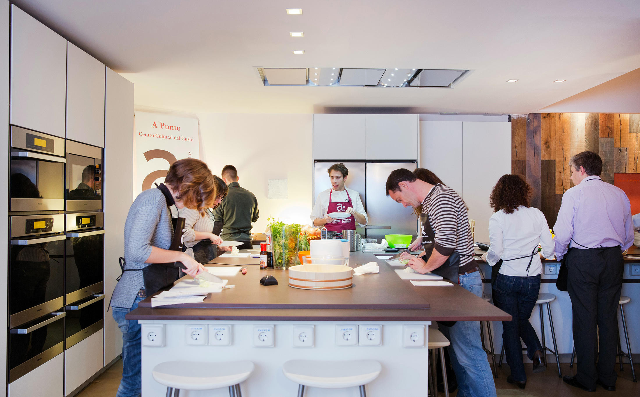Sal de la monotonía, para el próximo evento prepara una clase de cocina y sorprende a los invitados.