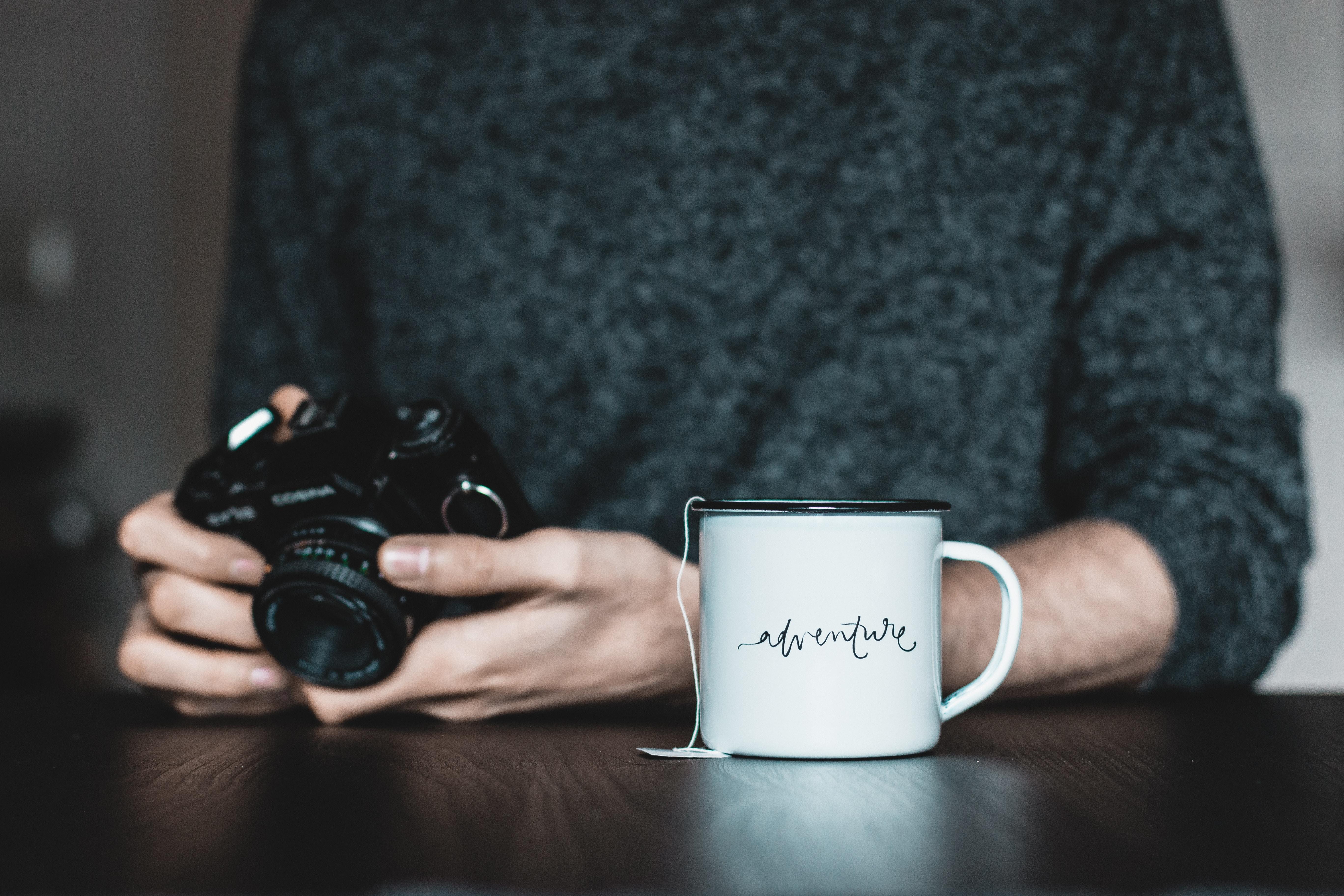 Camara y taza sobre meza