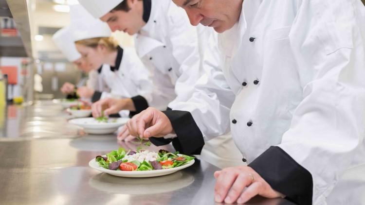 <em> Las clases de cocina pueden darse en una academia, o en casa si buscas en Superprof. </em>