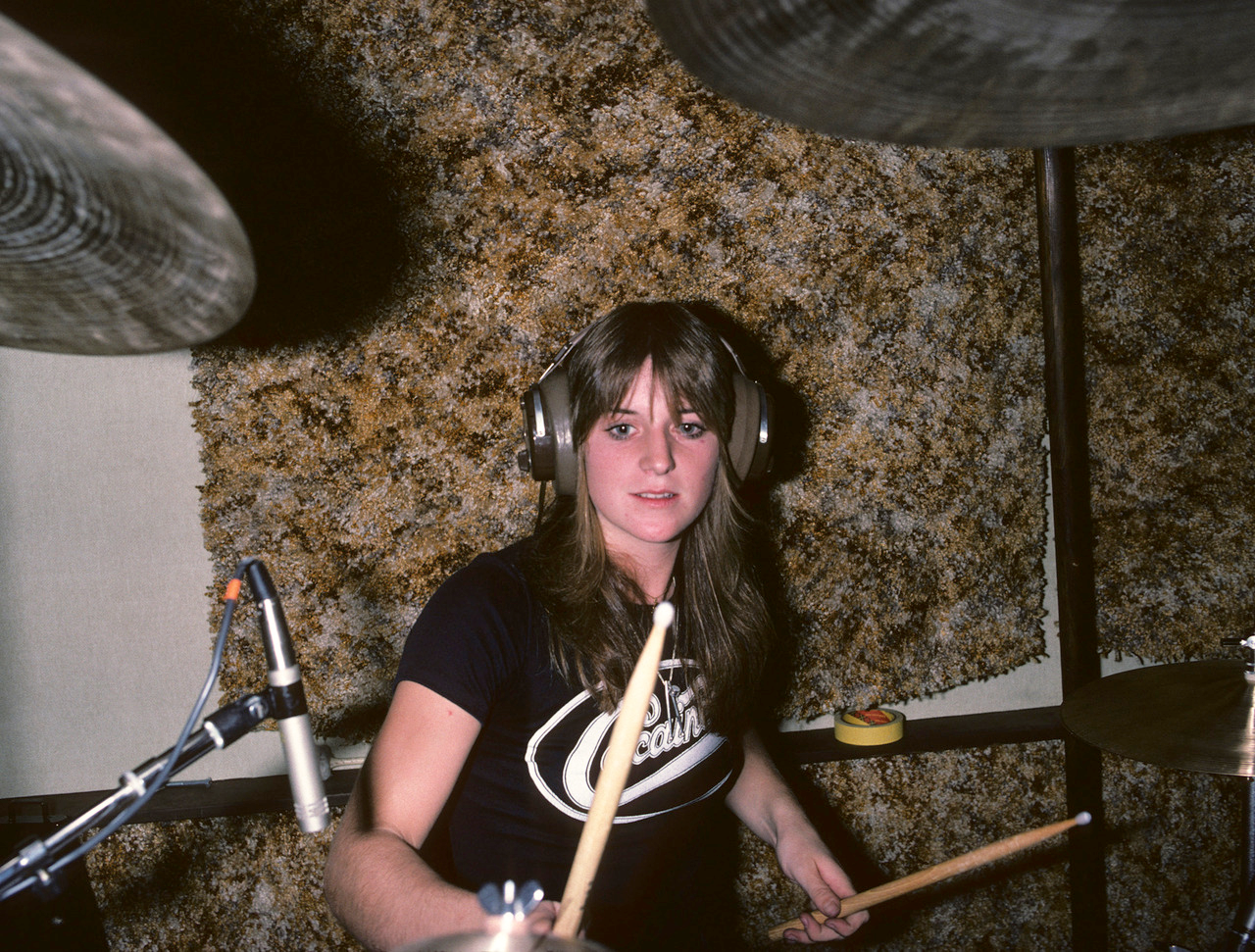 <em> Sandy West en la batería, quien formó The Runaways junto a Lita Ford y la incomparable, hermosa y talentosa Joan Jet. </em>