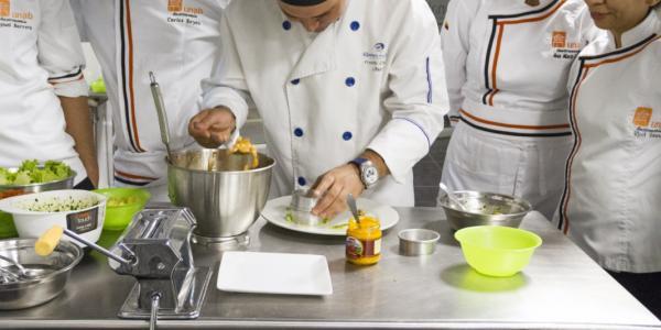 <em> No solo los grandes cocineros desean tomar clases de cocina, todos podemos hacerlo, tú también puedes. </em>