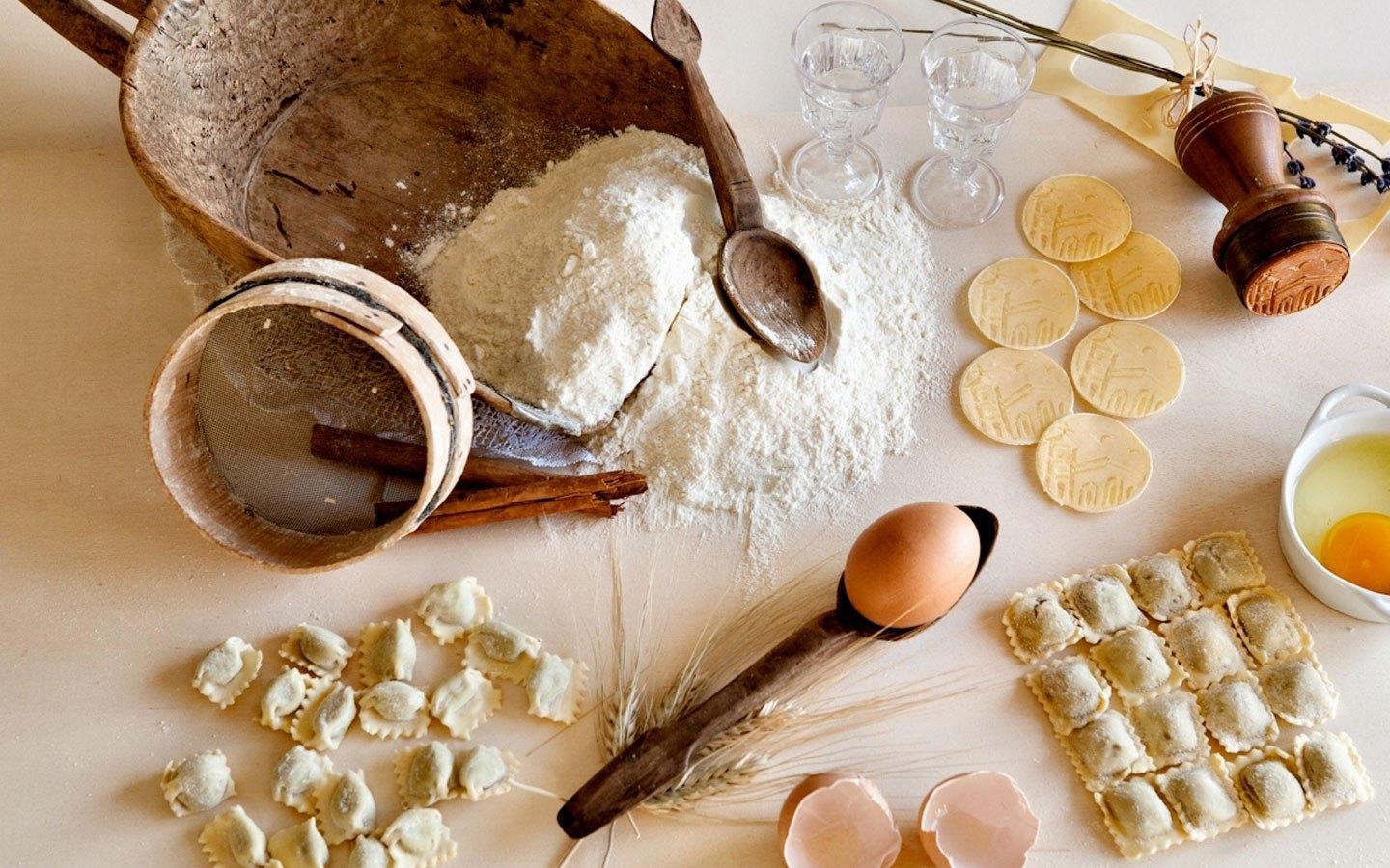 Amasado de unos pasteles con sus ingredientes