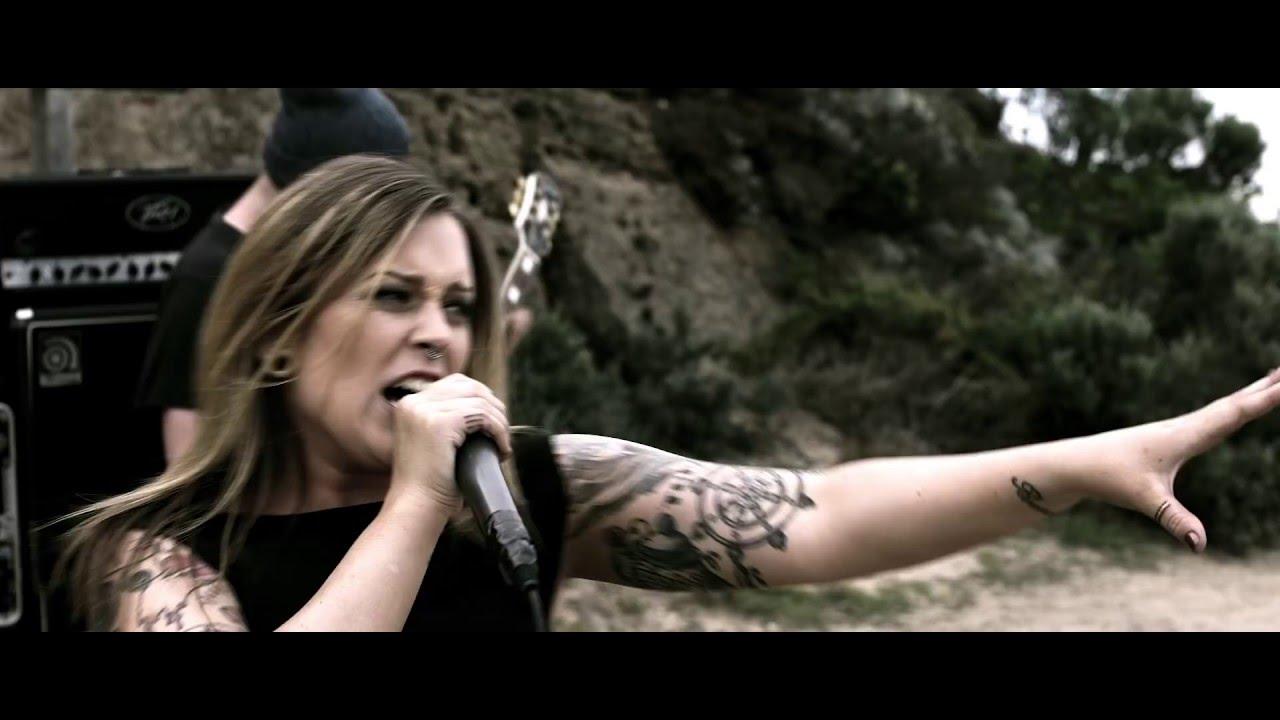 <em> Algunas clases de canto deben incluir manejo del micrófono, escenario y público y como no, también cómo moverse antes las cámaras. <em>