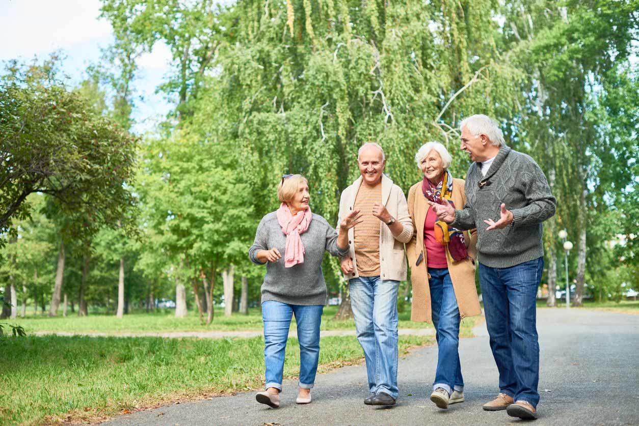 Adultos mayores caminando.