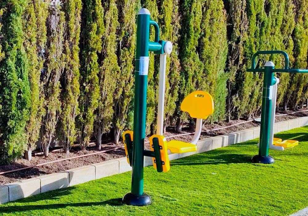 Aparato columpió en un bio-parque junto a unos pinos.