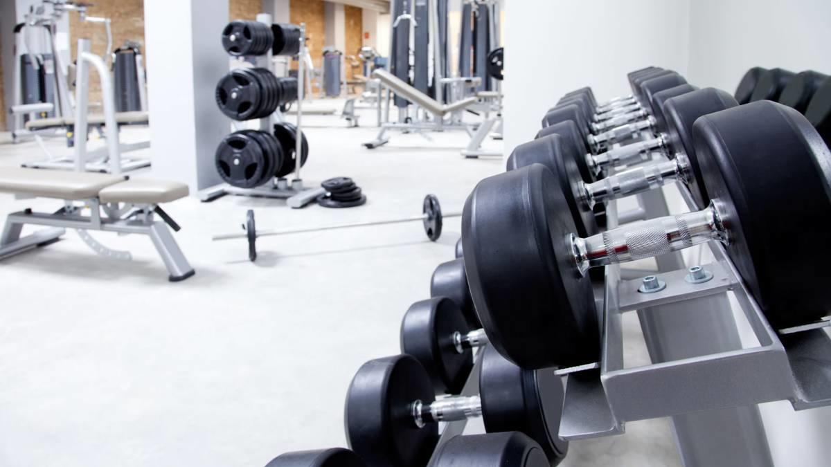 Zona de peso libre en un gym.