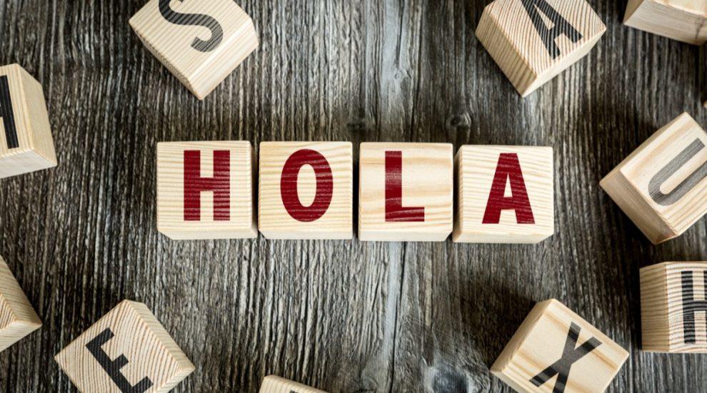 <em> Español es una lengua muy usada, vale la pena aprenderla. </em>