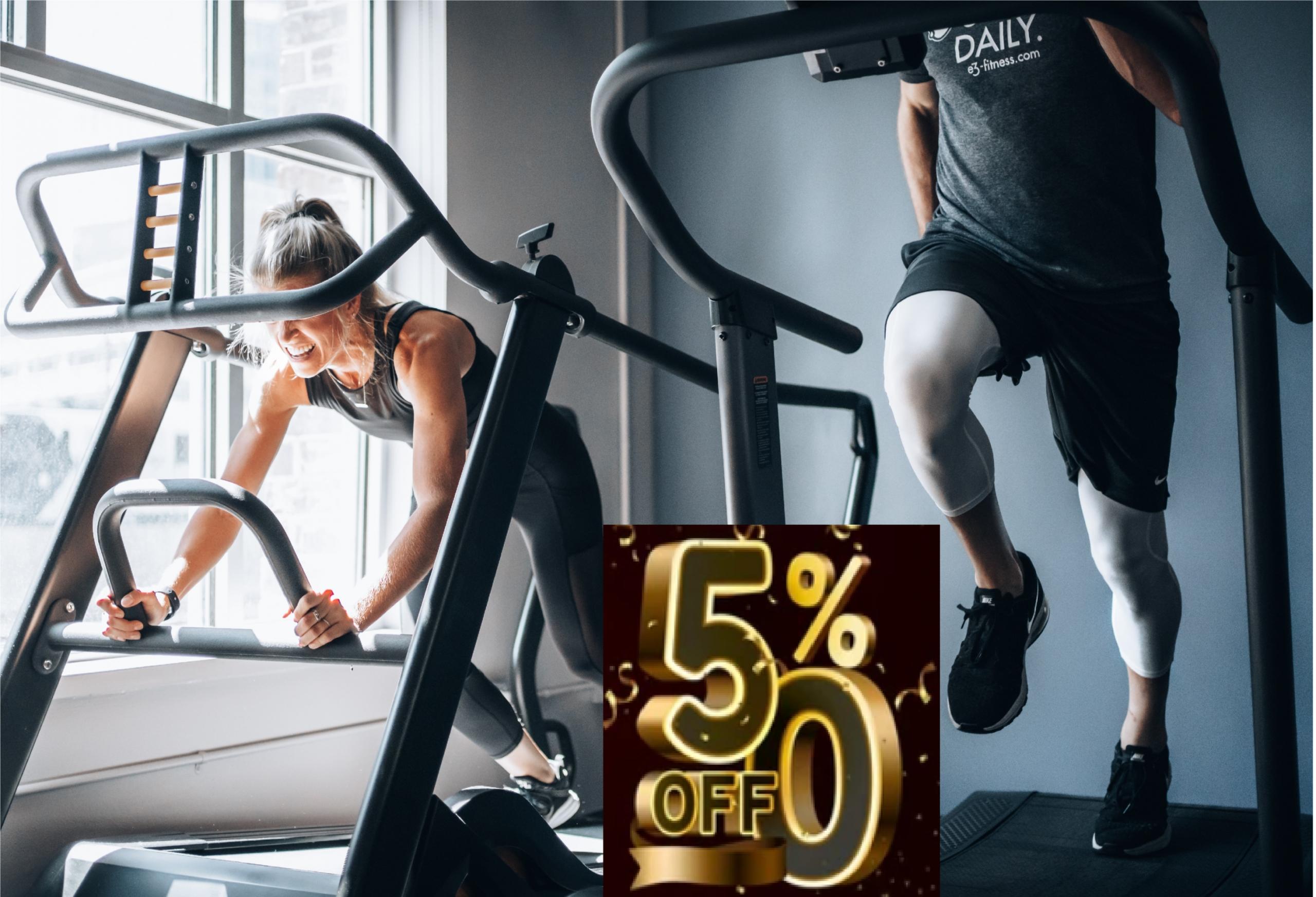 Pareja realizando ejercicio junto a un letrero que dice 50 % off.