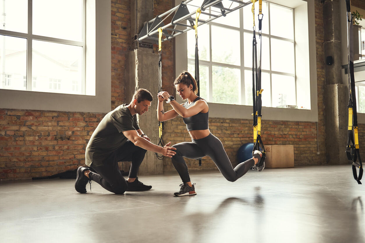 Entrenador personal junto con una deportista.