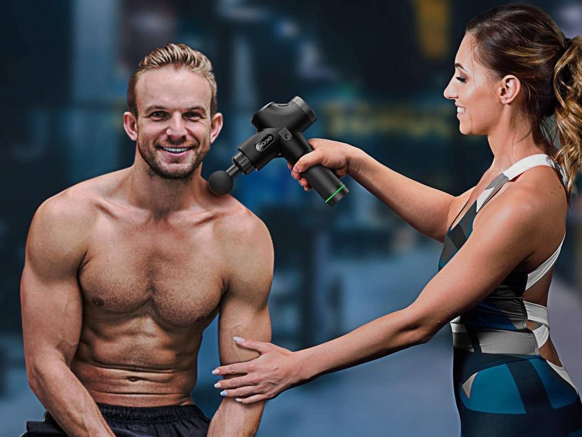 Entrenadora de un gym, haciéndole un masaje con una pistola a un usuario.