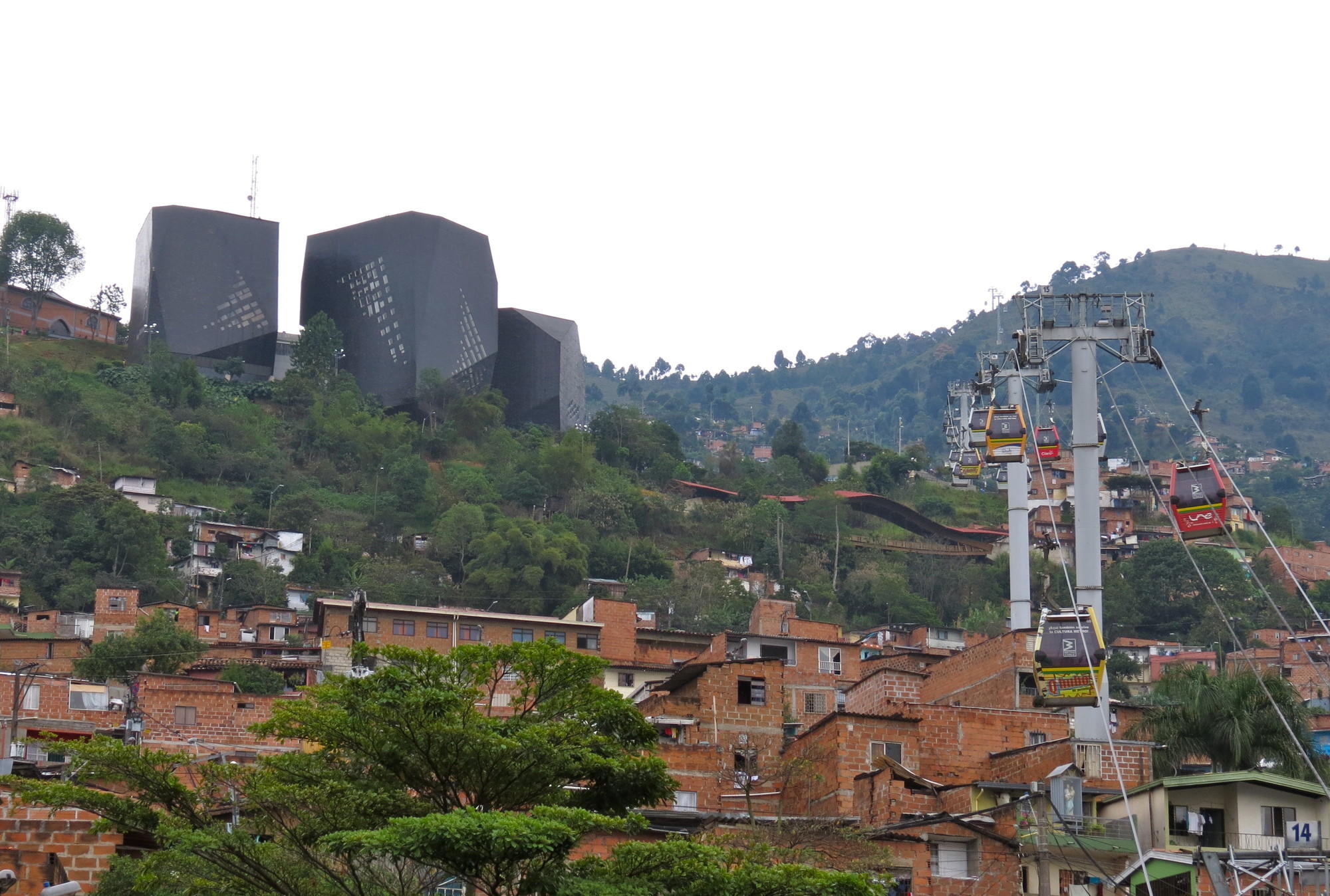 <em> Aprendiendo español en Medellín podrás aprovechar tu estadía y conocer los más emblemáticos parajes y muestras arquitectónicas de la ciudad. </em>