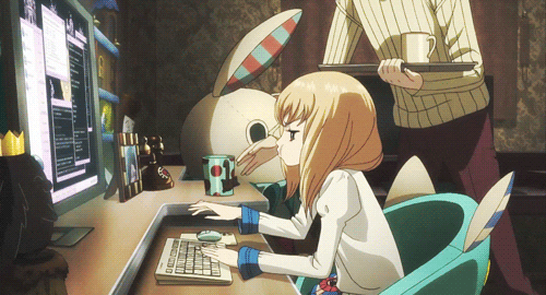 Chica anime escribiendo en el pc.