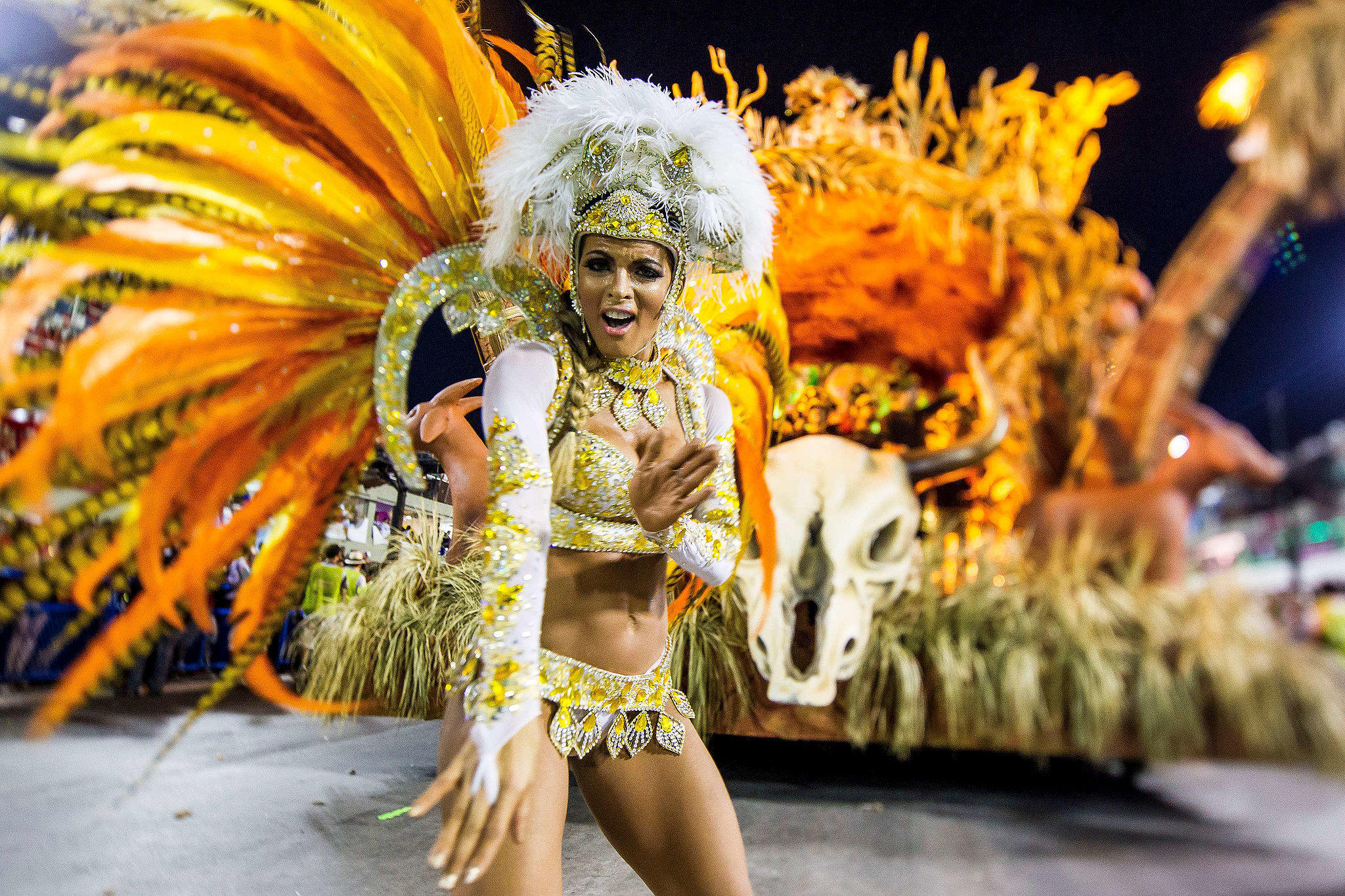 Vila Isabel de la escuela “samba school” en una presentación durante la parada de Rio en el Carnaval de esta ciudad.