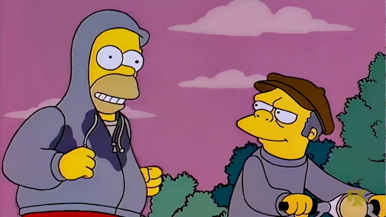 Homero trotando junto a Moe.