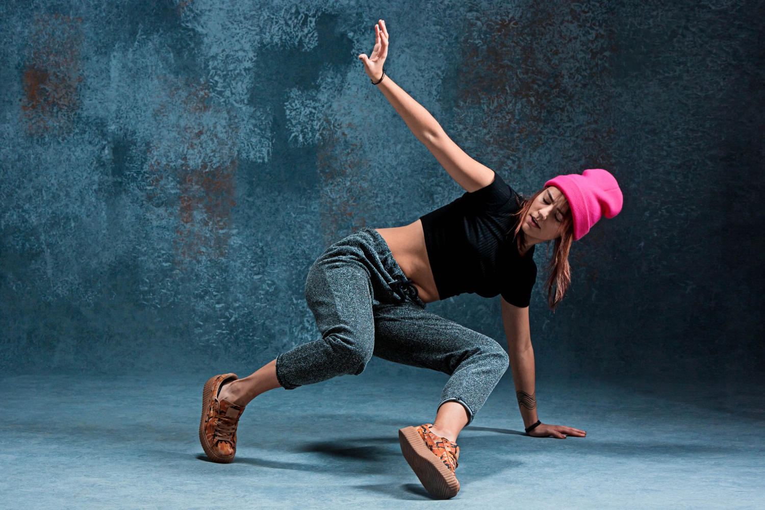 Mujer haciendo paso de Break Dance