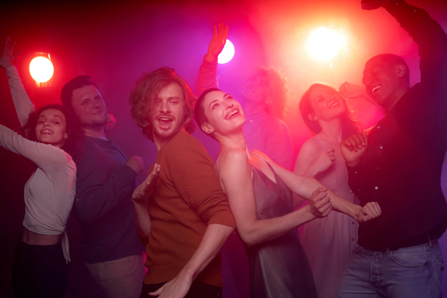 Hombres y mujeres bailando en una fiesta en discoteca
