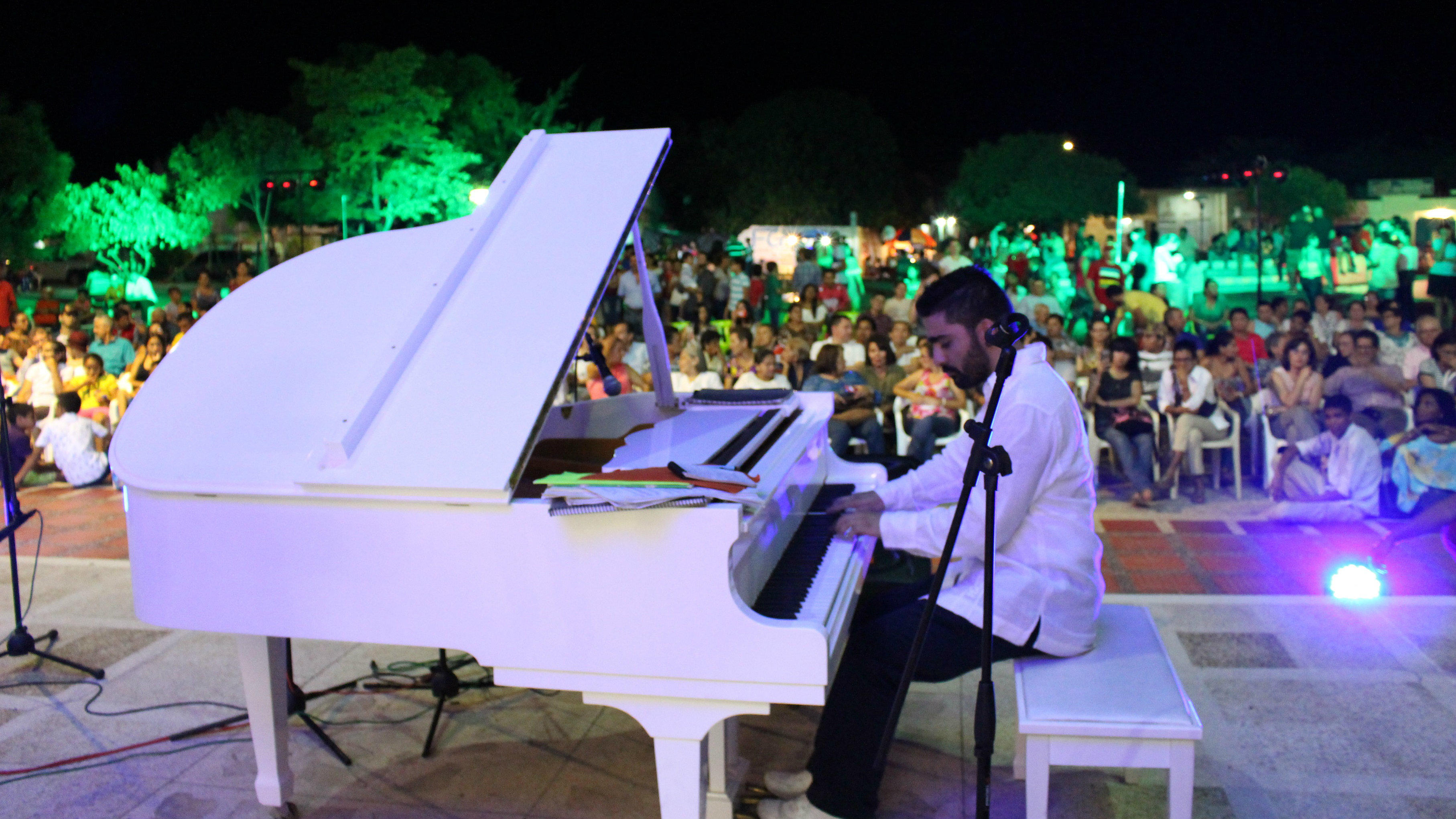 piano blanco