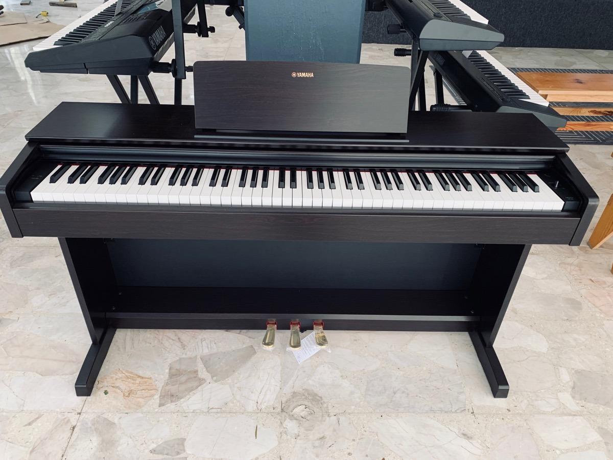Piano con pedales