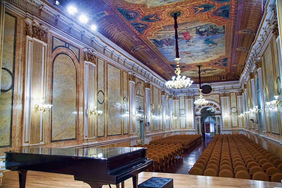 teatro con un piano exhibido en el escenario