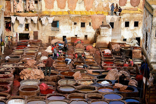 <br> Taller de tintes ubicado en Marruecos, el vecino al sur de España con el que comparten cultura, economía, costumbres y el uso de la lengua. </br>