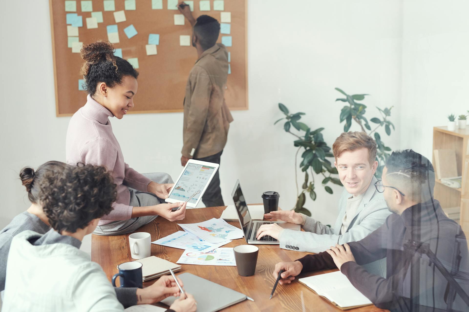 Reunión de colaboradores realizando y revisando gráficos de datos
