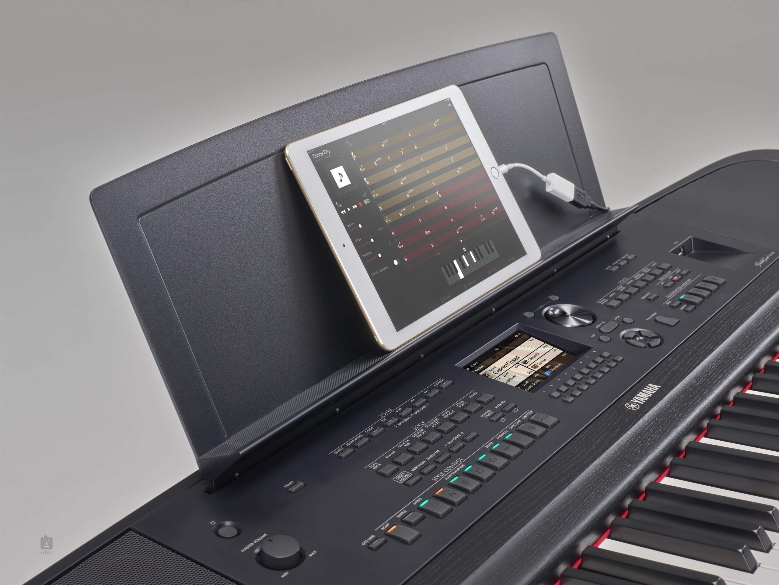 Piano digital, con controladores y múltiples funciones.