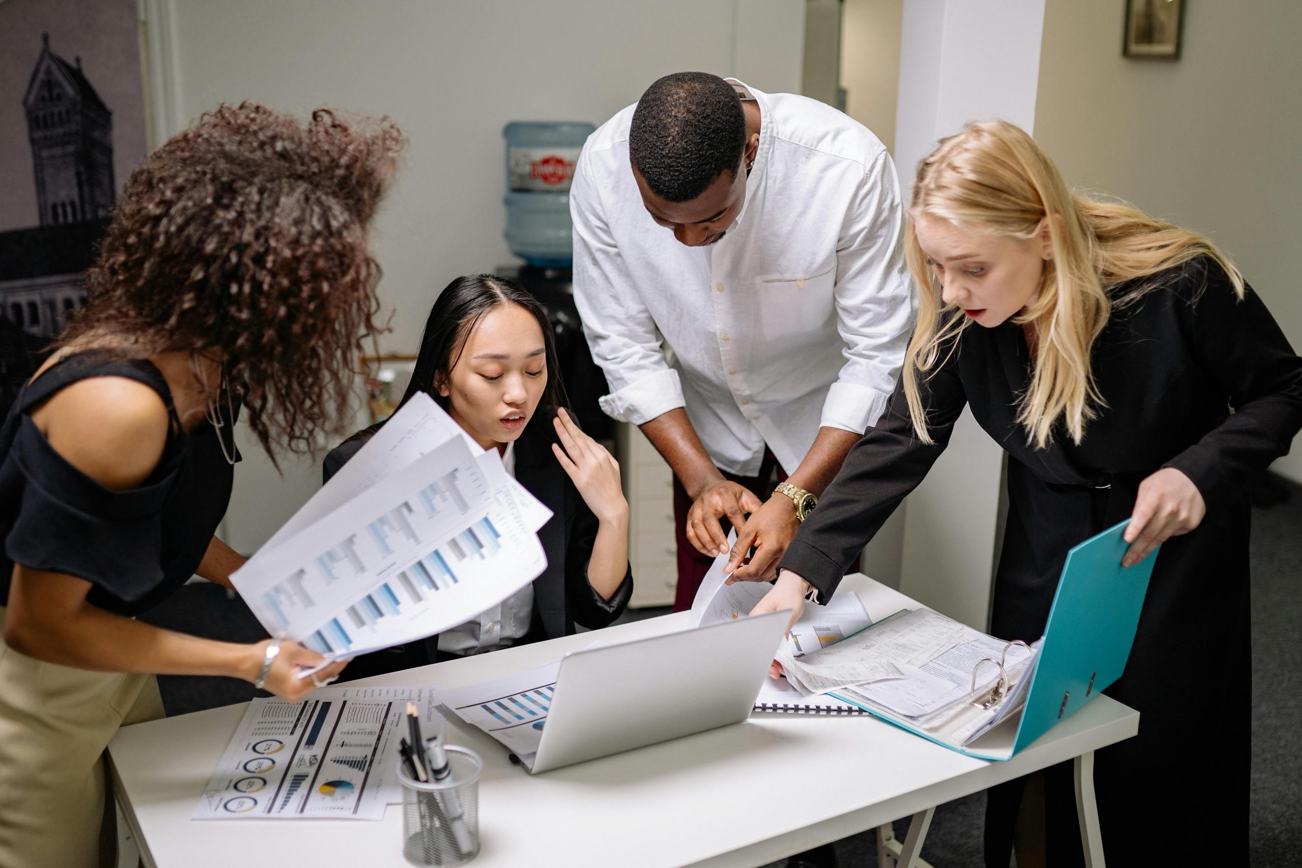 Equipo de trabajo organizandos sus datos en Excel