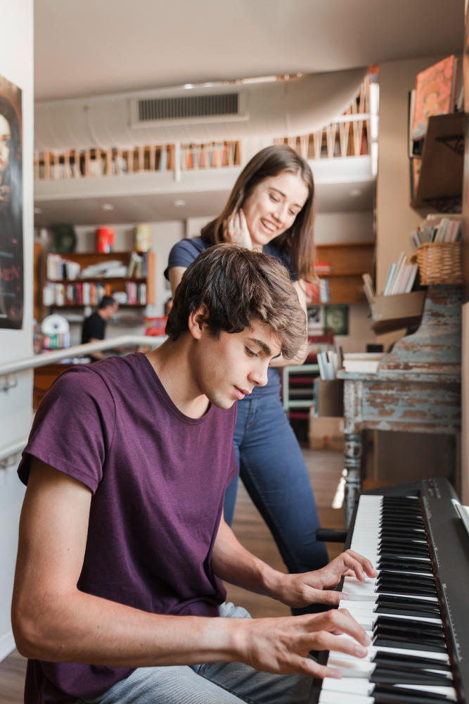 Profesora en clase de piano con un adolescente