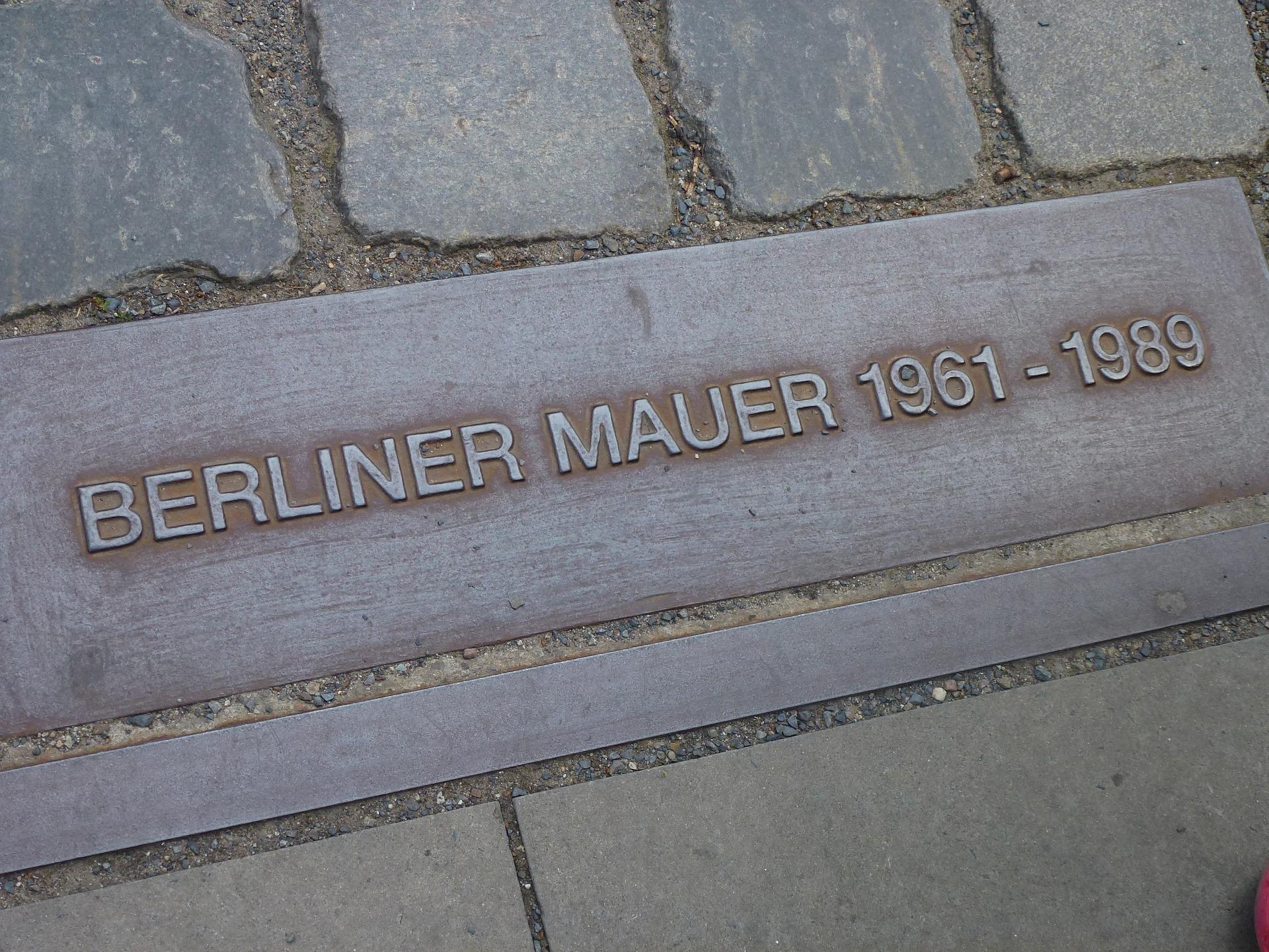Placa de metal que muestra el curso del muro de Berlín, Alemania.