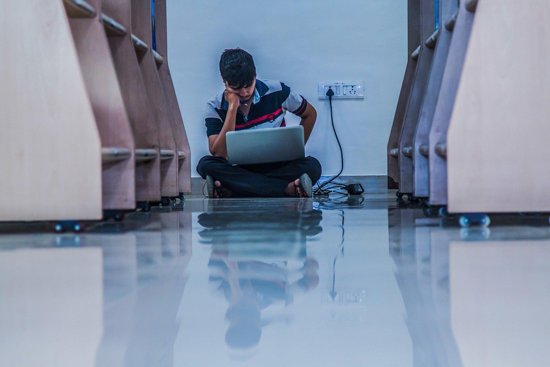niños en secundaria estudiando