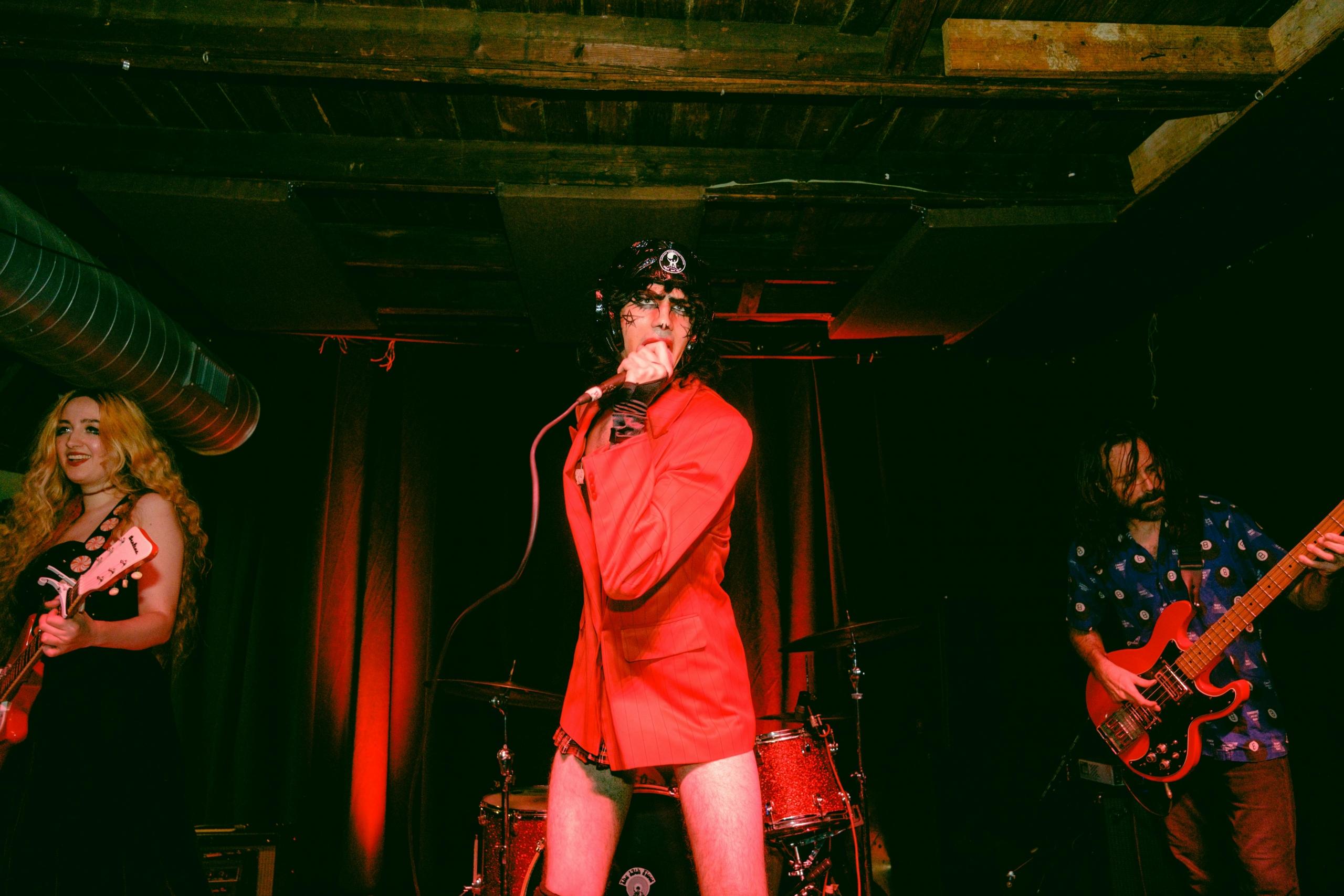 Hombre cantando en un concierto de pop