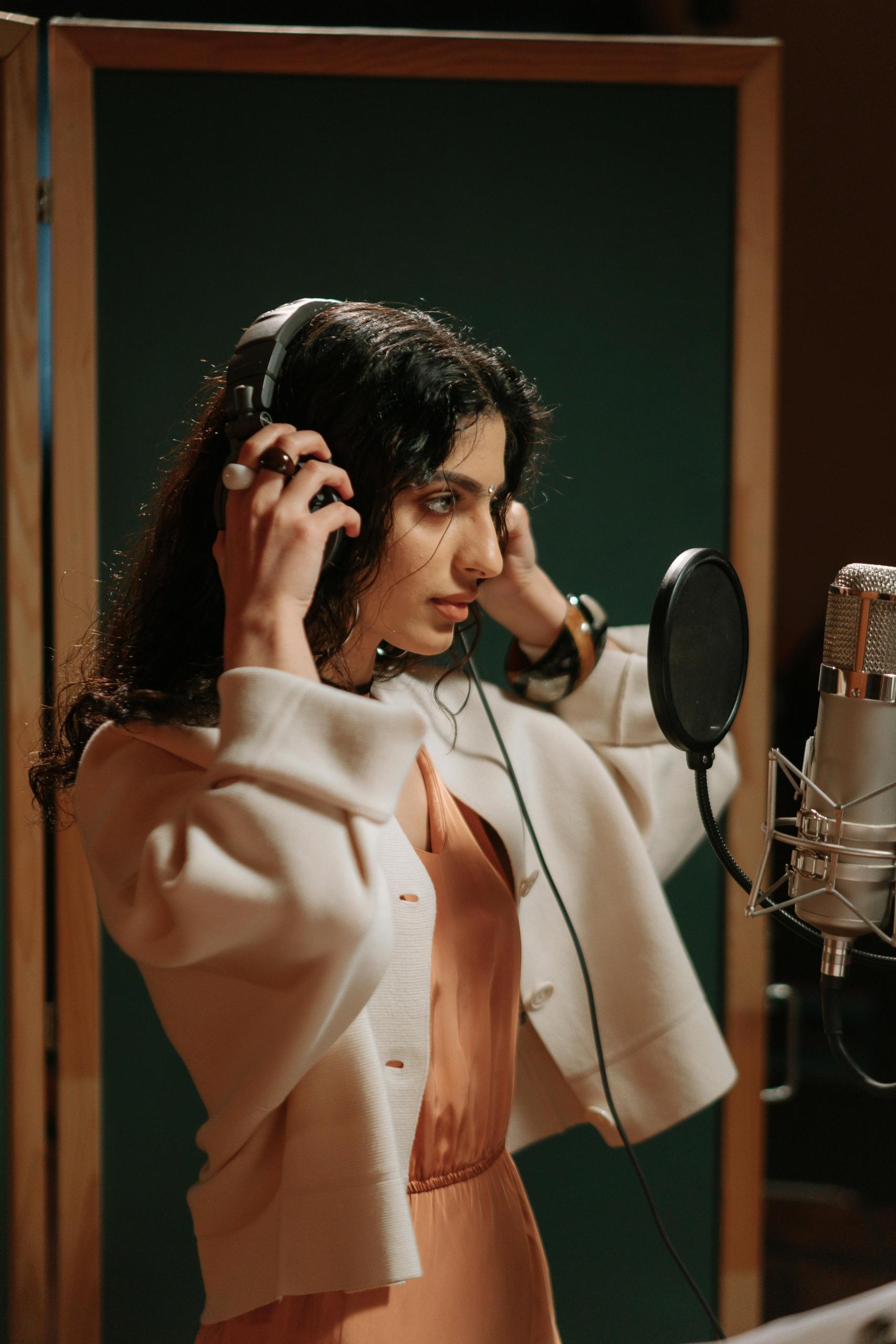 Mujer cantando en un estudio de grabación