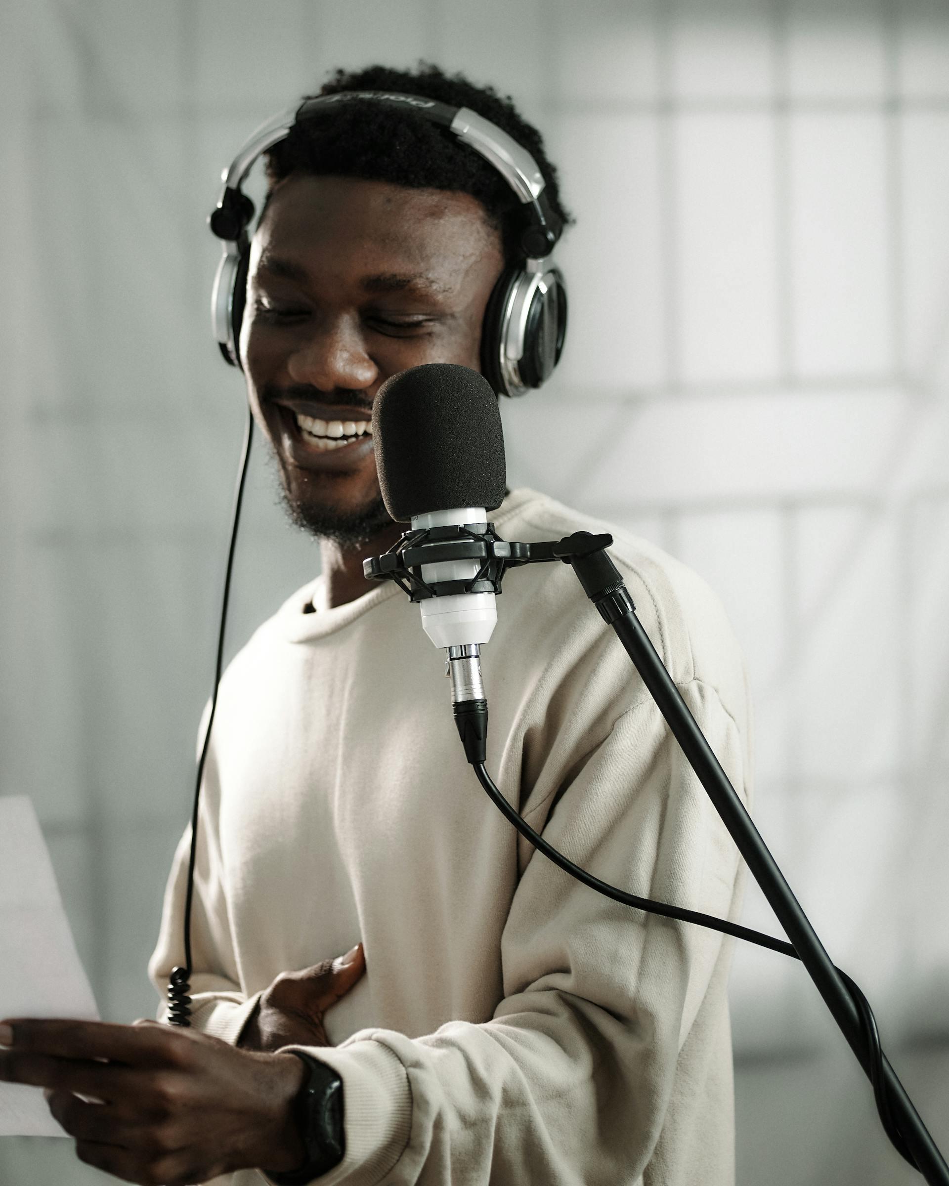 Hombre cantando en un estudio de grabación