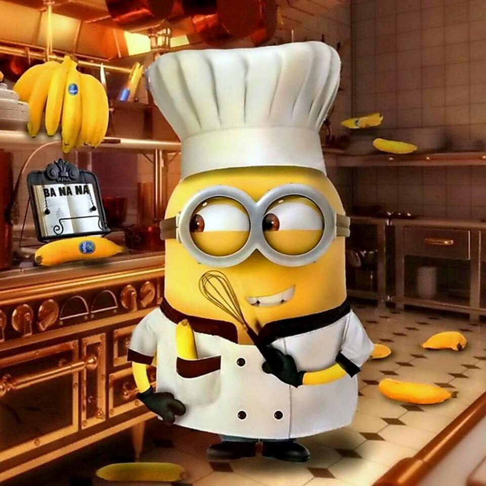 Minion vestido de chef con una batidora en la cocina