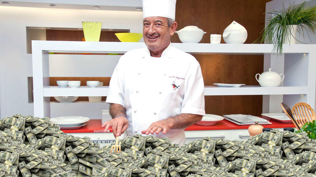 Cocinero haciendo acción de cocinar lo que aparece sobre la mesa como unos billetes