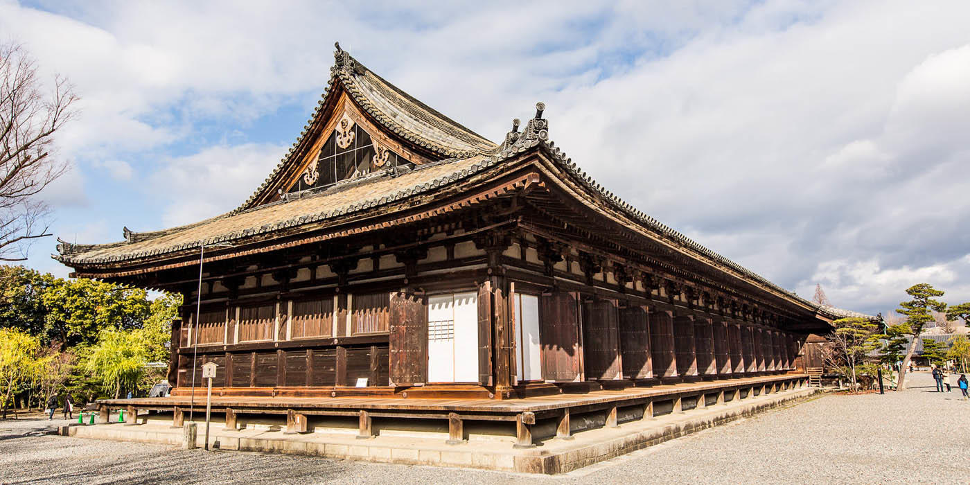 <em> «Palacio, templo y museo en Kioto, el Sanjusangendo y sus mil estatuas.» </em>
