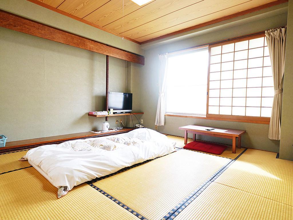 <em> «Los Tatami son los pisos de las habitaciones, solían ser de paja, hoy día son sintéticos.» </em>