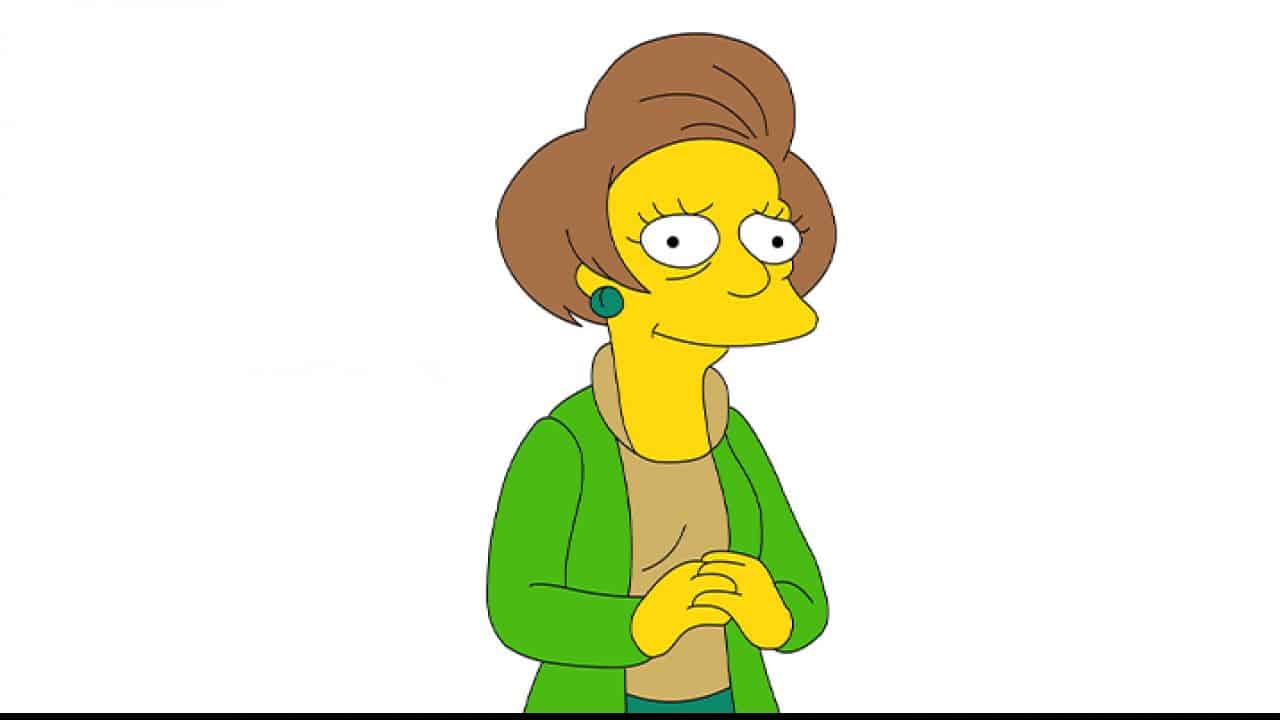 Krabappel, de pie sonriendo.