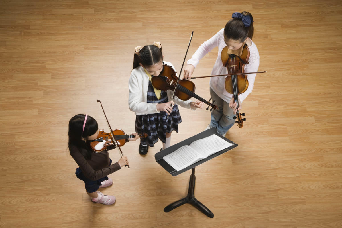 Niños aprendiendo violín