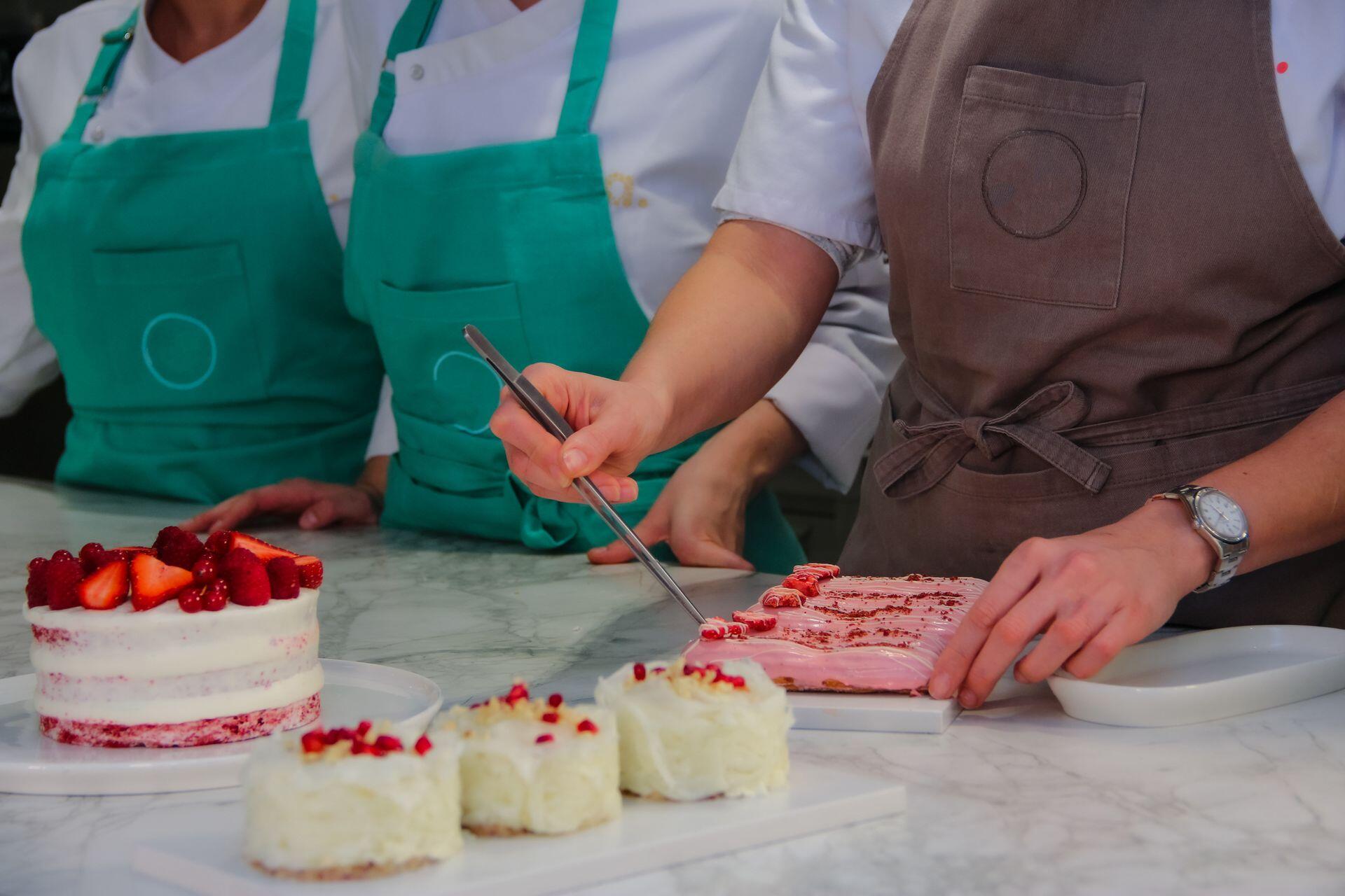 Elegir entre las mejores escuelas de gastronomía en Colombia es el primer paso para transformar tu pasión en una profesión de proyección internacional.