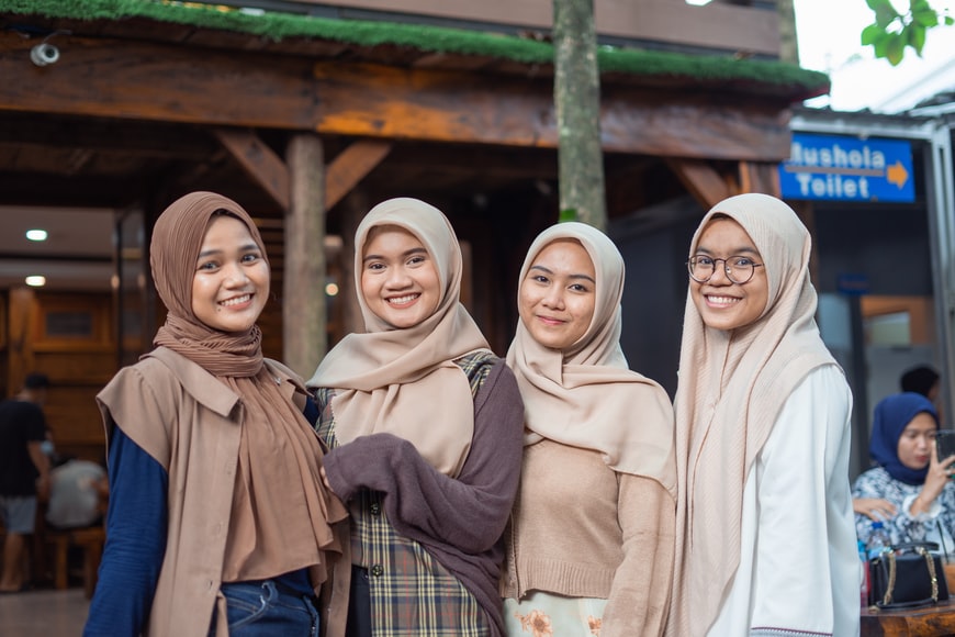 4 chicas arabes con turbante
