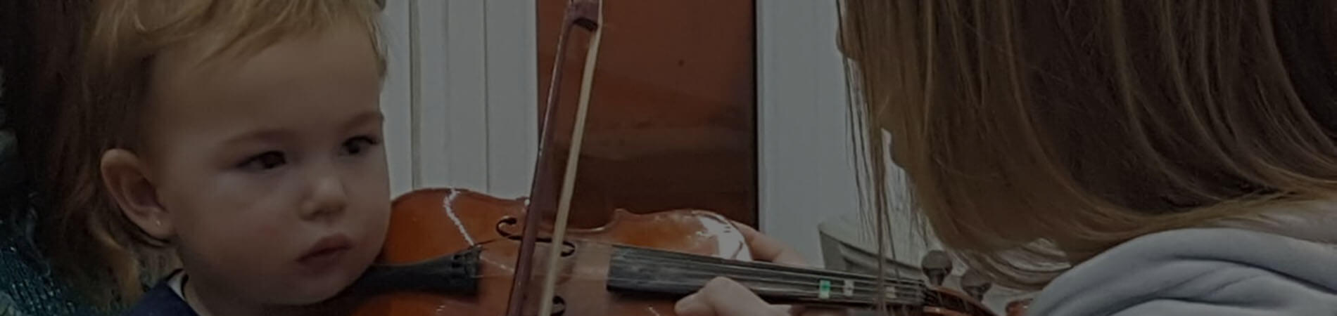 <em> Las clases de violín pueden empezar a cualquier edad, niños y grandes lo disfrutan. </em>