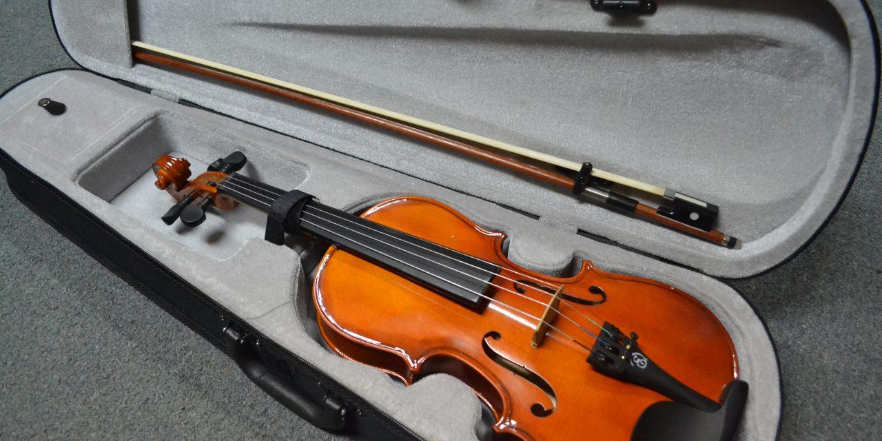 <em>Por lo general, al comprar un violín adquieres el estuche y el arco, los demás accesorios se venden por separado. </em>
