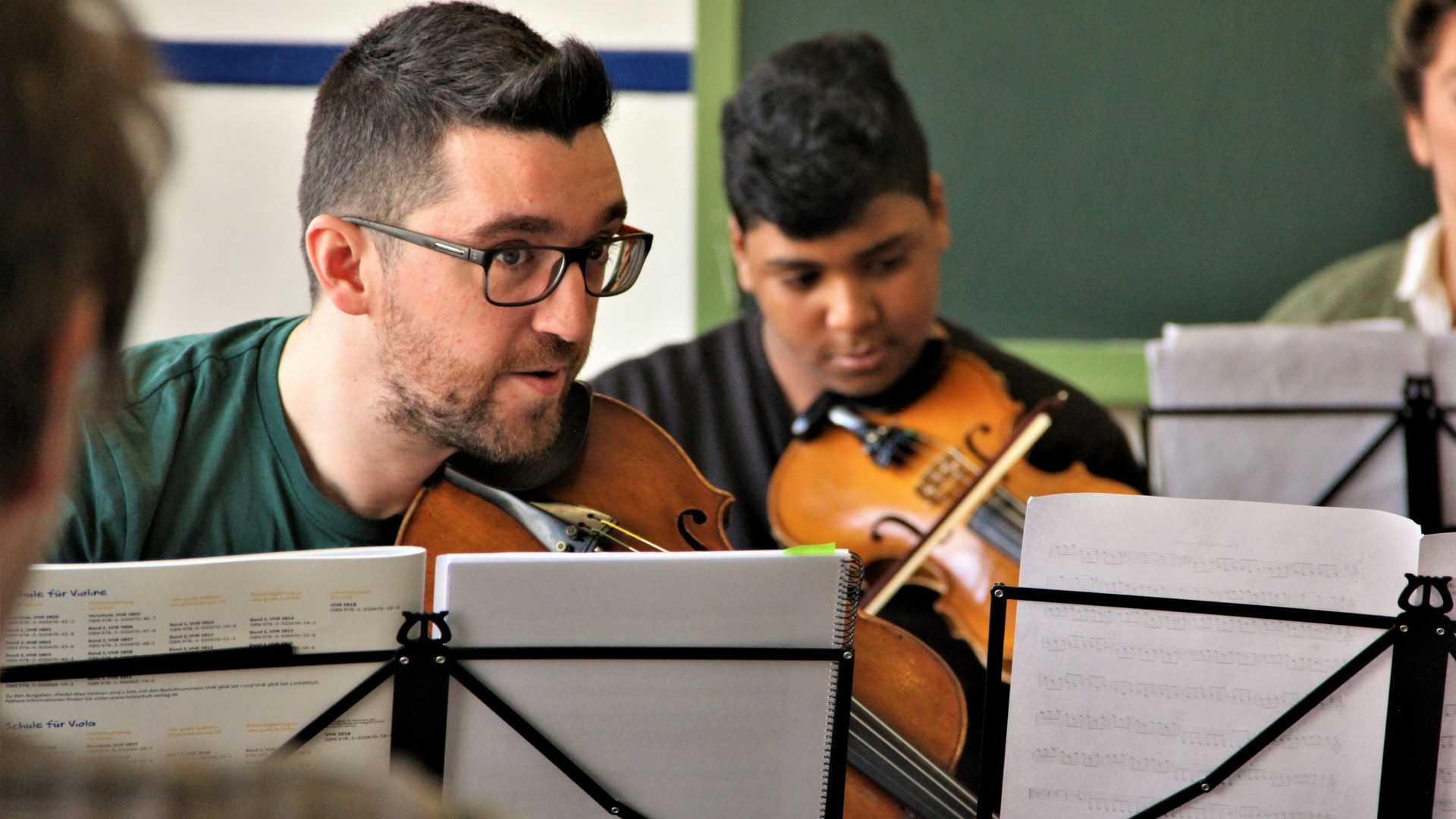<em> Toma clases de violín con un profesor particular. </em>