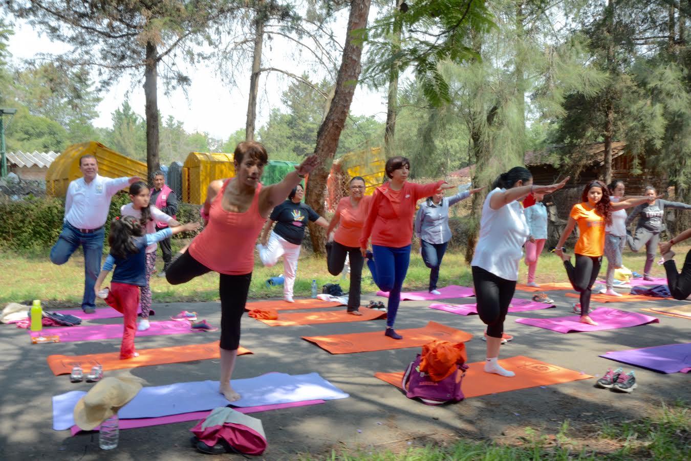 <em> Fiesta de Yoga, una clase de yoga puede ser una forma diferente de pasar en familia. </em>