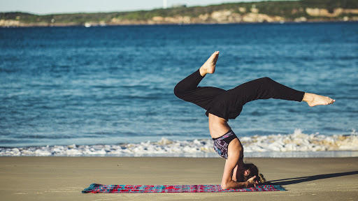 <em> Un tapete y la playa, el mejor escenario para meditar. </em>