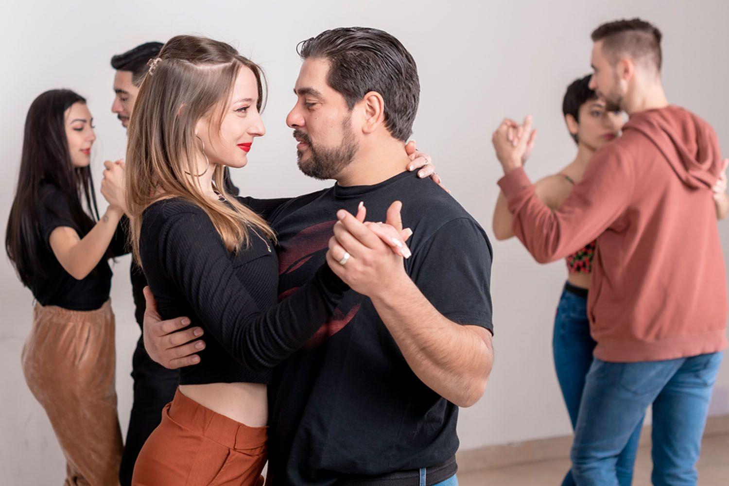 3 parejas aprendiendo a bailar salsa.