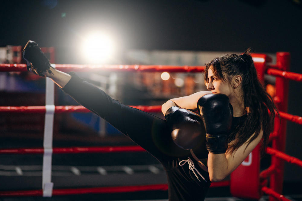 Mujer dando patada de boxeo