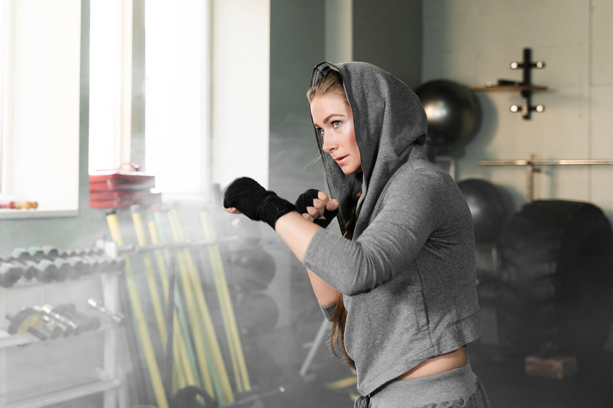 Mujer boxeadora practicando